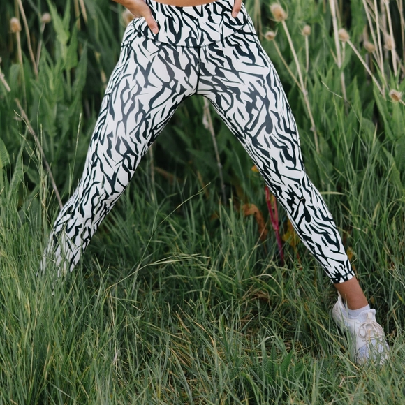 ZYIA Pants - NWOT Zyia Safari Pocket Brilliant Hi Rise Leggings